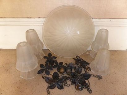 DEGUE Vasque de suspension et sept caches ampoules en verre moulé à décor géométrique....