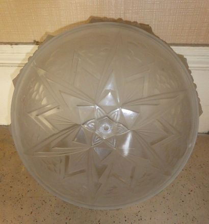 MULLER FRERES LUNEVILLE Vasque de suspension en verre moulé à décor d'étoile ray...