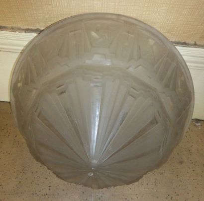 MULLER FRERES LUNEVILLE Vasque de suspension en verre moulé à décor géométrique ...