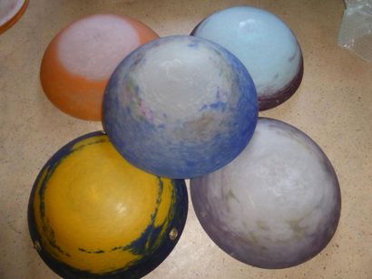 null Lot de cinq vasques de suspension en verre de couleur