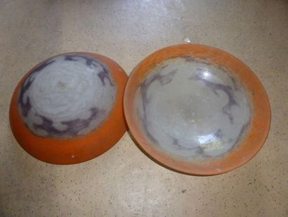 null Paire de vasques de suspension en verre orange, mauve sur fond blanc