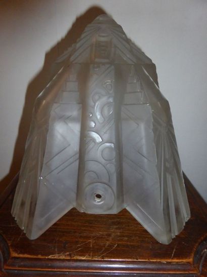 MULLER FRERES LUNEVILLE Vasque de suspension pyramidale en verre moulé à décor g...