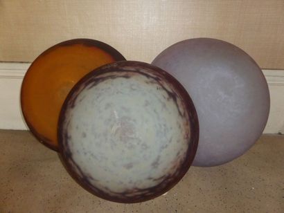 MULLER FRERES LUNEVILLE Trois vasques ovales en verre de couleurs dépareillés