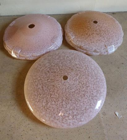 null Trois vasques de suspension en verre rose moucheté de taches blanches