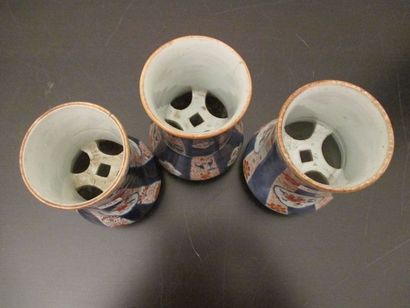 null Trois vases à large col et panse basse, en porcelaine
Imari, à décor alternant...