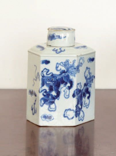 null Pot à thé hexagonal couvert, en porcelaine bleublanc, à décor de lions bouddhiques...