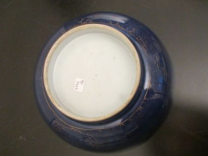 null Coupe en porcelaine émaillée bleu poudré à l'extérieur, avec traces de rinceaux...