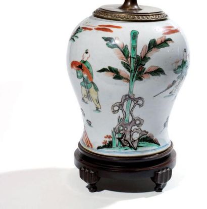 CHINE 
Petite potiche balustre en porcelaine à décor polychrome tournant d'un dignitaire...
