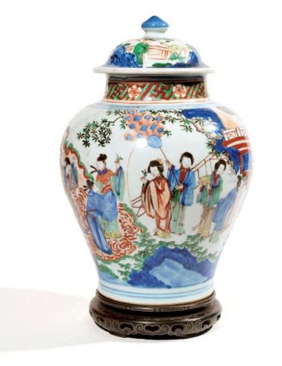 CHINE 
Potiche couverte en porcelaine à décor polychrome tournant de personnages...