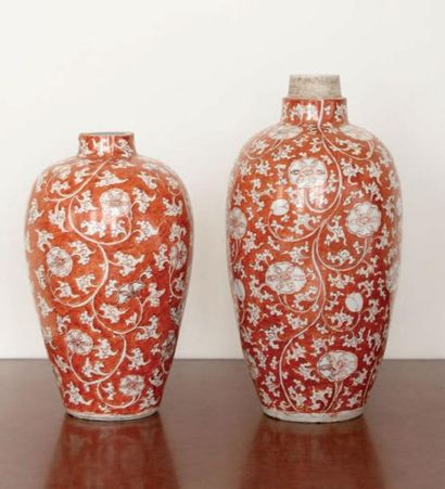 null Deux vases formant pendants, en porcelaine à décor couvrant de rinceaux réservés...
