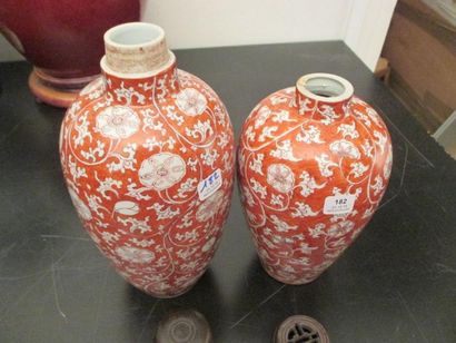 null Deux vases formant pendants, en porcelaine à décor couvrant de rinceaux réservés...