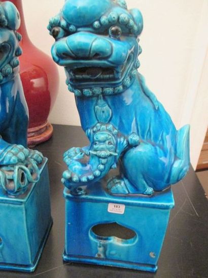 null Paire de chiens de Fo en céramique émaillée turquoise, assis sur des bases quadrangulaires.
Chine,...