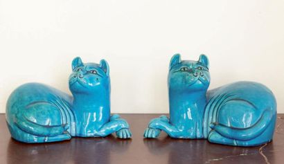 null Paire de chats en céramique émaillée bleu turquoise, figurés assis, la tête...