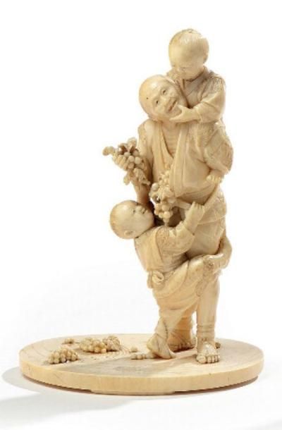 null Okimono en ivoire représentant un paysan tenant des grappes de raisin, jouant...