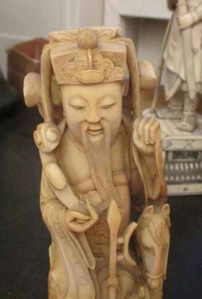 null Statuette en ivoire représentant un dieu du Tao à cheval accompagné d'un personnage...
