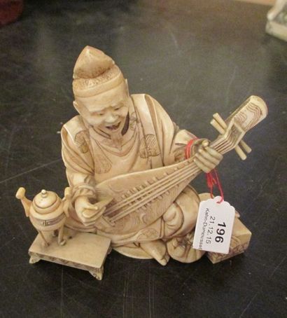 null Okimono en ivoire représentant un musicien assis, jouant du pipa. Signé.
Japon,...