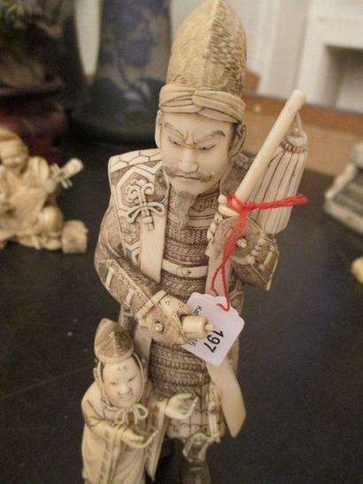 null Okimono en ivoire représentant un guerrier en armure, sans doute Masashige,...