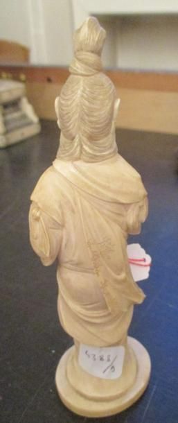 null Okimono en ivoire représentant la déesse Benten debout tenant le vase à eau...