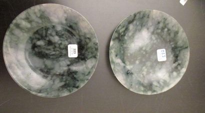 null Paire de coupelles en jadéite veinée vert et blanc.
Chine, fin XIXème siècle.
D....