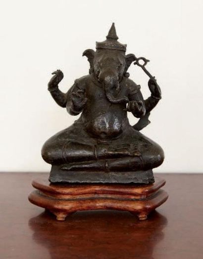 null Sujet en bronze de patine brune représentant le dieu Ganesha assis en méditation,...