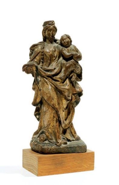 null Statuette en bois sculpté et doré représentant la
Vierge debout et couronnée,...