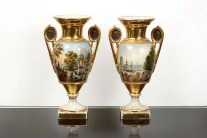 null PARIS Paire de vases balustres en porcelaine à décor polychrome et or de scènes...