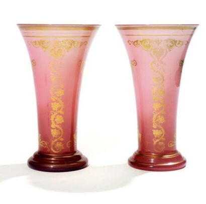 null Paire de vases cornets en opaline rose à décor or de pampres de vigne et rinceaux.
Epoque...