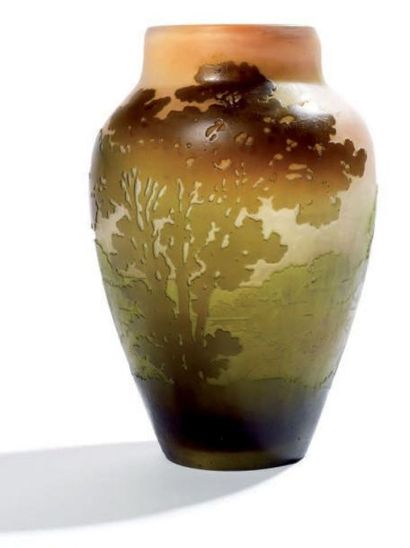 GALLE Vase ovoïde épaulé et col cylindrique. Epreuve en verre doublé verdâtre sur...