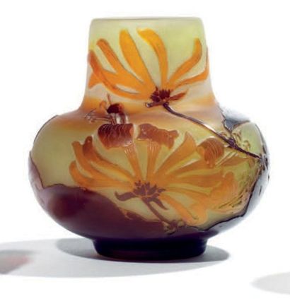 GALLE Vase à corps sphérique et col cylindrique sur talon annulaire. Epreuve en verre...