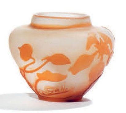 GALLE Petit vase à corps toupie et col annulaire. Epreuve en verre doublé orange...