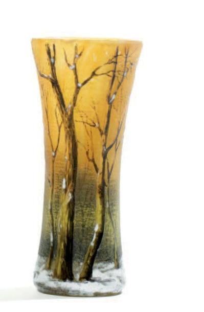 DAUM Vase cornet à col évasé. Epreuve en verre marmoréen jaune orangé. Décor de paysage...