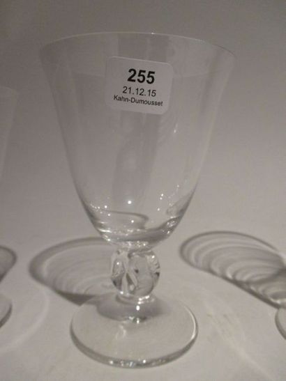 DAUM France Partie de service de verre en cristal comprenant 14 flutes, 14 verres...