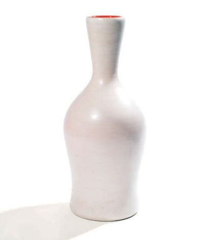 POL CHAMBOST (1906-1983) 
Vase en céramique à corps ovoïde galbé épaulé et col conique....