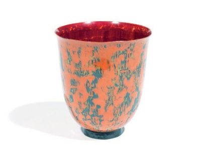 Jean DUNAND (1877-1942) 
Vase gobelet Campella sur talon en dinanderie émaillée rouge...