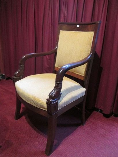 null Un fauteuil en acajou XIXe accotoirs col de cygne, pieds avant sabre (accidents...
