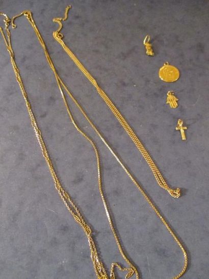 null Trois chaines de cou en or jaune 18k (6,8 - 6 - 5,2 g., une accidentée) et quatre...