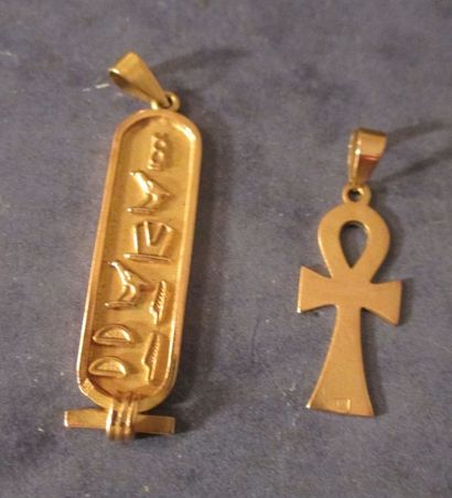 null Deux pendentifs egyptiens en or jaune 18k, pds: 6,6 g.