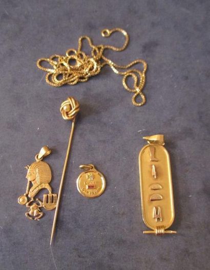 null Lot en or jaune 18k: chaine de cou (pds: 4,7 g.), deux pendentifs égyptiens...