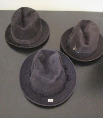 WILLOUGHBY Lot de trois chapeaux taupés l'un bleu, l'un marron, l'un noir (tache...