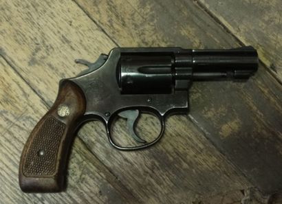 null Revolver SMITH ET WESSON cal 357MA6. N°8D33801. Certificat de Saint Etienne