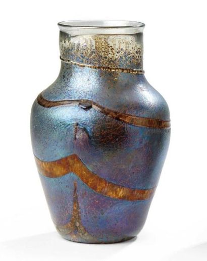 Jean-Claude NOVARO (1943-2015) Vase pansu en verre souflé fumé à décor lustré bleu.

Signé.

H:...