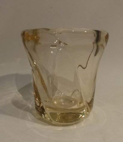 TRAVAIL FRANÇAIS Vase à corps conique torse en verre ambré.

Haut. 20 cm	



