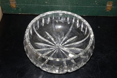 SAINT LOUIS COUPE circulaire en cristal taillé (marqué)

Haut. 9 cm Diam. 20,5 cm

On...
