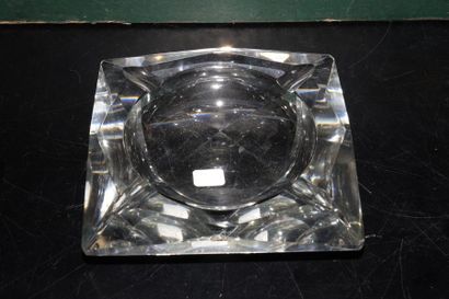 SAINT LOUIS COUPE circulaire en cristal taillé (marqué)

Haut. 9 cm Diam. 20,5 cm

On...