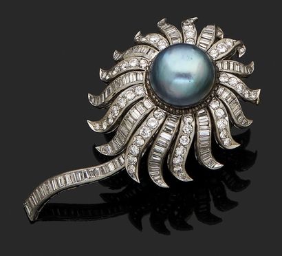 null Broche fleur en platine 850 millièmes, entièrement sertie de diamants de forme...