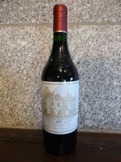 null 6 bouteilles CH. HAUT-BRION, 1° cru Pessac-Léognan 1986	 (2 etlt) cb 

