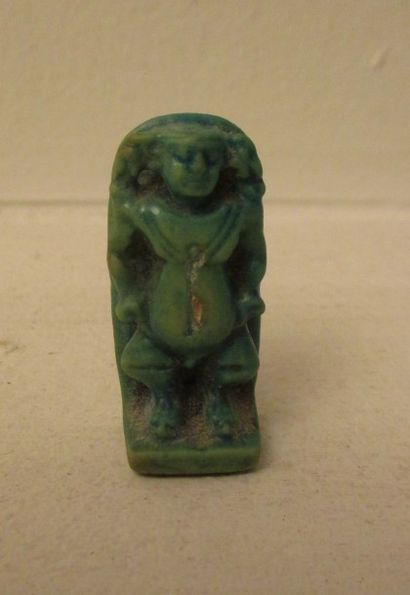null Amulette stèle Pateque debout sur deux têtes d'Anubis. Deux petits faucons Horus...