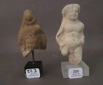 null Lot de deux figurines représentant un homme nu et une tête d'Harpocrate coiffée...