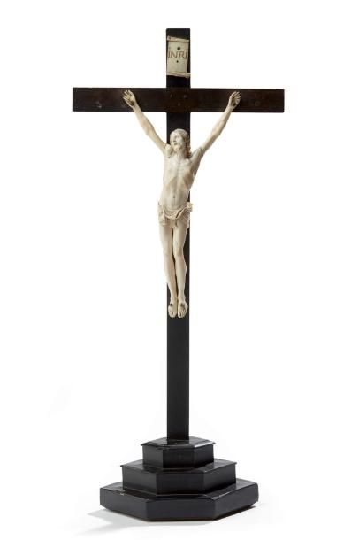 null Crucifix en ivoire, le Christ avec la tête inclinée vers la droite, la bouche...