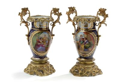 null PARIS : 

Paire de vases balustres en porcelaine à décor polychrome et or dans...